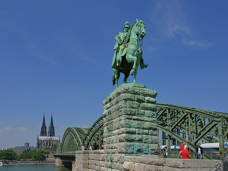 Foto Reiterstatue vor dem Kölner Dom - Köln