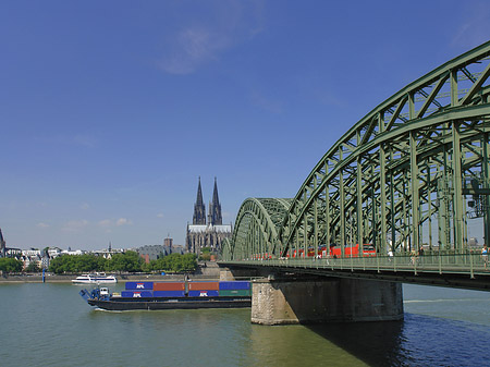 Foto Schiff unter der Hohenzollernbrücke - Köln