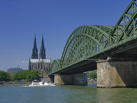 Schiff unter der Hohenzollernbrücke Fotos