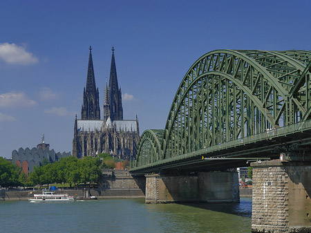 Schiff unter der Hohenzollernbrücke Fotos