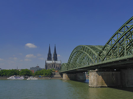 Schiff unter der Hohenzollernbrücke