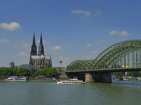 Fotos Schiff unter der Hohenzollernbrücke