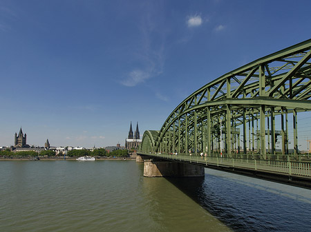 Foto Schiff unter der Hohenzollernbrücke - Köln