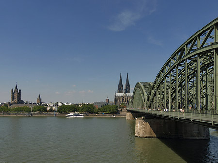 Foto Schiff unter der Hohenzollernbrücke - Köln