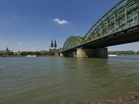 Schiff unter der Hohenzollernbrücke Fotos