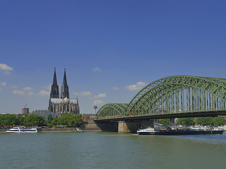 Schiff unter der Hohenzollernbrücke Fotos