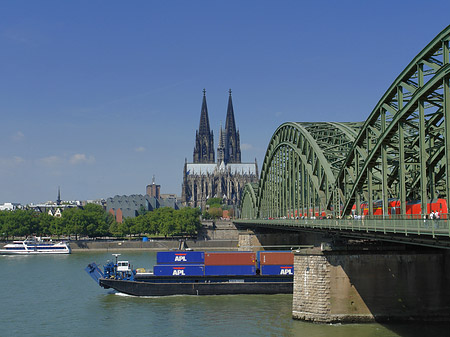 Foto Schiff unter der Hohenzollernbrücke