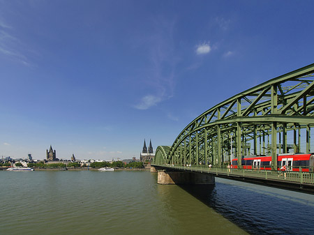 Zug fährt über die Hohenzollernbrücke Fotos