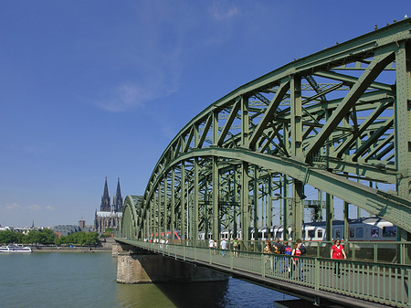 Foto Zug fährt über die Hohenzollernbrücke - Köln