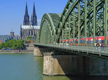 Fotos Zug fährt über die Hohenzollernbrücke