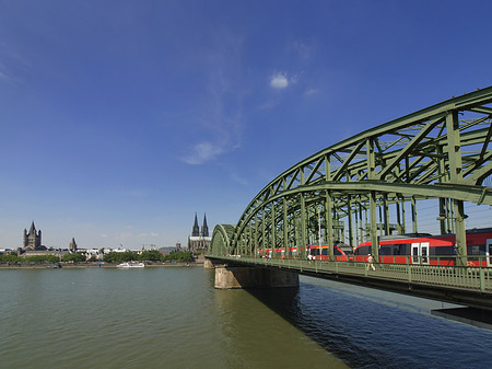 Foto Zug fährt über die Hohenzollernbrücke