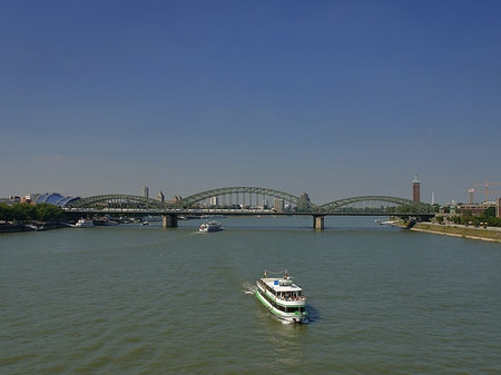 Schiff vor der Hohenzollernbrücke