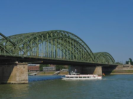 Schiff vor der Hohenzollernbrücke Foto 