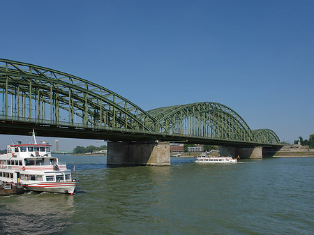 Foto Schiff vor der Hohenzollernbrücke