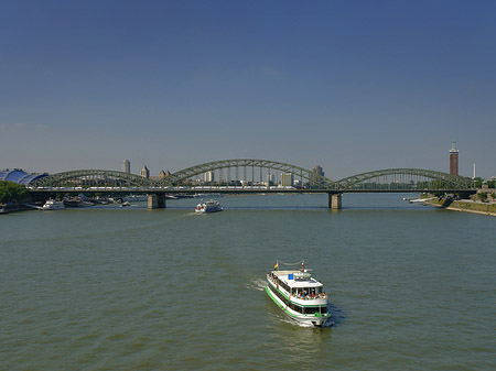 Foto Schiff vor der Hohenzollernbrücke - Köln