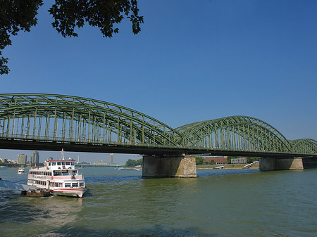 Foto Schiff vor der Hohenzollernbrücke