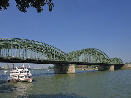 Schiff vor der Hohenzollernbrücke