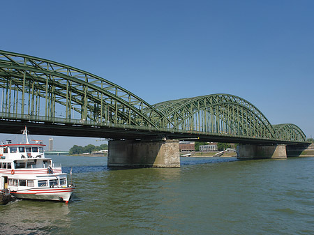 Fotos Schiff vor der Hohenzollernbrücke | Köln