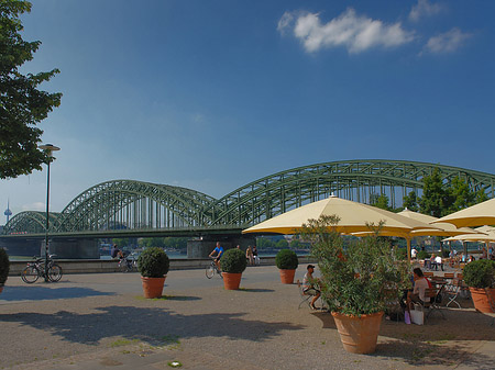 Sonnenschirme vor der Hohenzollernbrücke