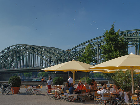 Sonnenschirme vor der Hohenzollernbrücke