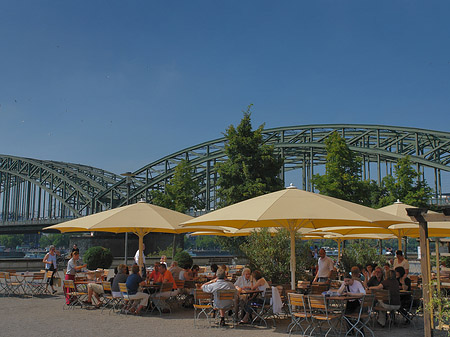 Foto Sonnenschirme vor der Hohenzollernbrücke - Köln