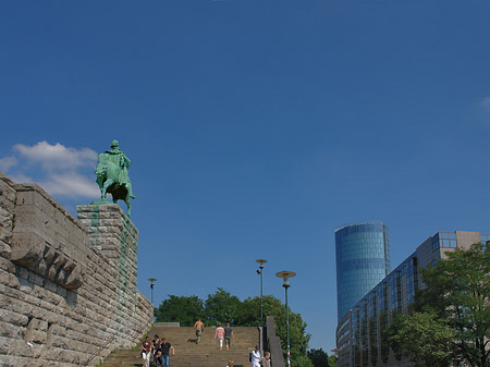 Fotos Reiterstatue bewacht Hyatt Regency Hotel | Köln