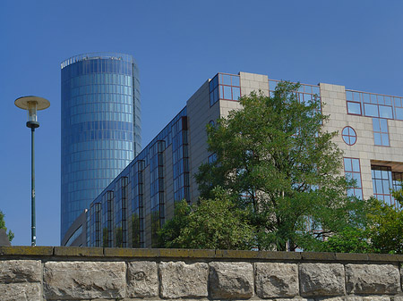 Foto Triangelturm hinter Hyatt Regency Hotel