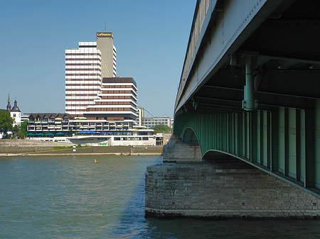 Deutzer Brücke reicht ans Kennedyufer Foto 