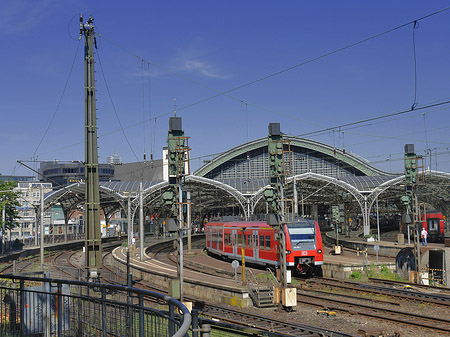 Kölner Bahnhof mit Zug Fotos