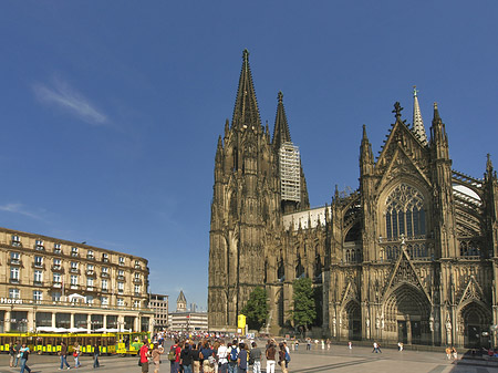 Bimmelbahn fährt zum Kölner Dom