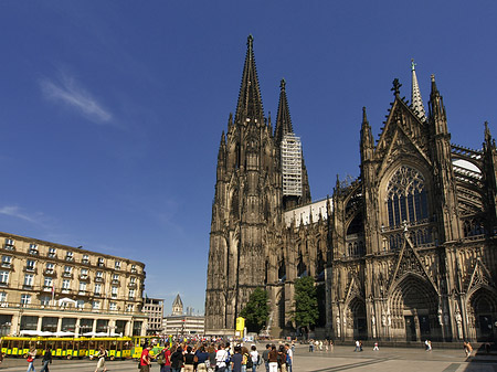 Bimmelbahn fährt zum Kölner Dom Fotos