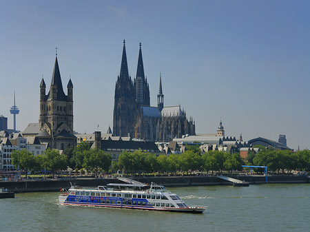 Kölner Dom und Groß St Martin auf Rheinufer