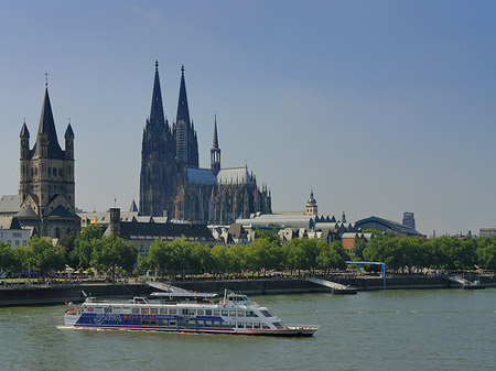 Foto Kölner Dom und Groß St Martin auf Rheinufer - Köln