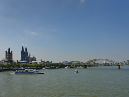 Kölner Dom und Groß St Martin auf Rheinufer Fotos