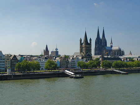 Kölner Dom und Groß St Martin auf Rheinufer Fotos