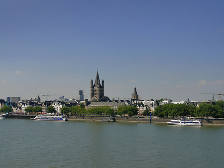 Foto Groß St Martin mit Wasser - Köln