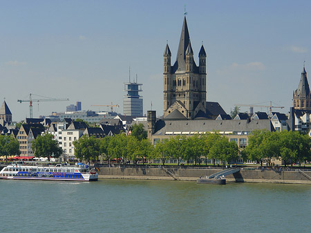 Foto Groß St Martin mit Wasser - Köln