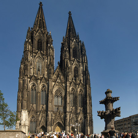 Foto Kreuzblume vor Kölner Dom - Köln