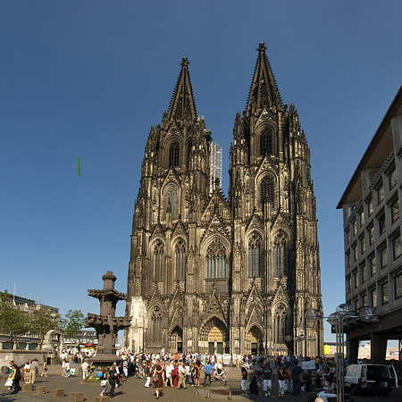 Foto Kreuzblume vor Kölner Dom - Köln