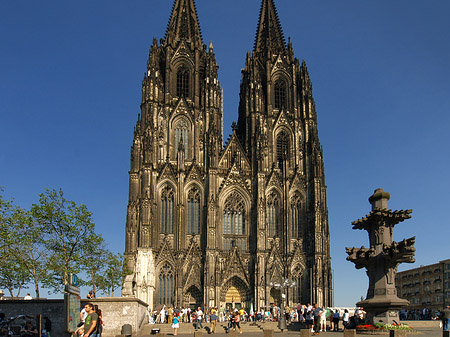 Fotos Touristen tummeln sich vor Kölner Dom | Köln