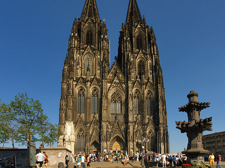 Touristen tummeln sich vor Kölner Dom Fotos