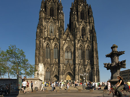 Fotos Touristen tummeln sich vor Kölner Dom | Köln