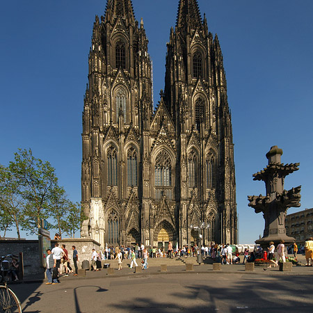 Touristen tummeln sich vor Kölner Dom Fotos