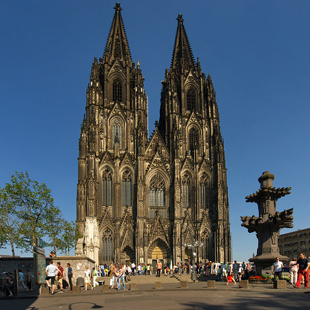 Foto Touristen tummeln sich vor Kölner Dom