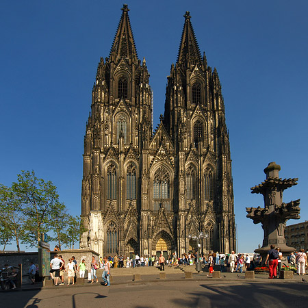 Touristen tummeln sich vor Kölner Dom