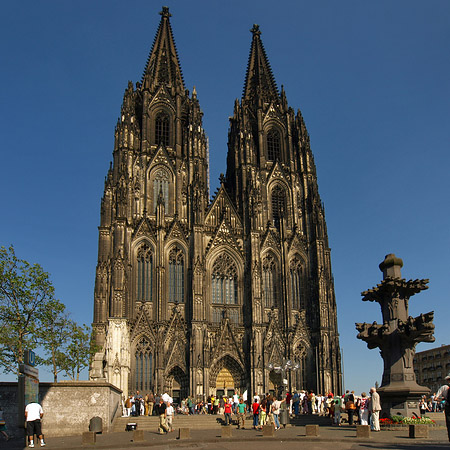 Touristen tummeln sich vor Kölner Dom Foto 