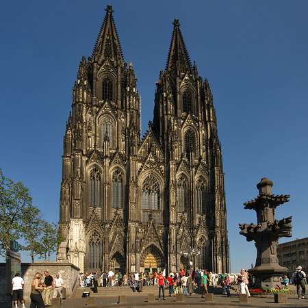 Touristen tummeln sich vor Kölner Dom Foto 