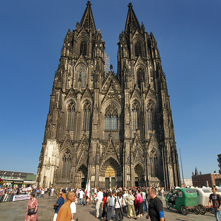 Foto Touristen tummeln sich vor Kölner Dom