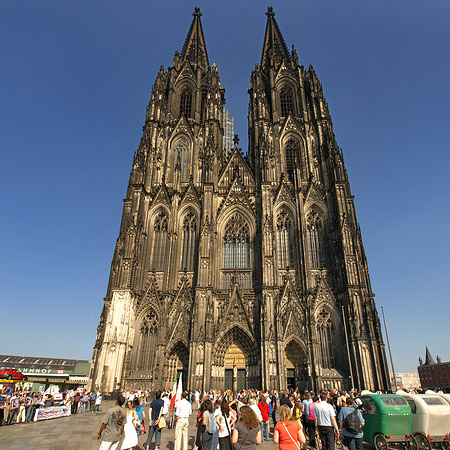 Foto Touristen tummeln sich vor Kölner Dom - Köln