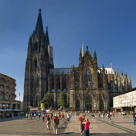 Touristen tummeln sich vor Kölner Dom Foto 